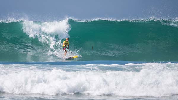 Alt kan ske ude i bølgerne pa Hawaii Photo Andrew We lker