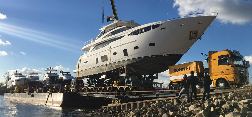 Ankunft boot Yachten auf Ponton gross