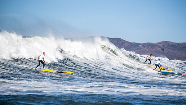 Bølgerne gik højt i San Francisco. Casper til venstre me d Kai Lenny og Connor Baxter til højre Photo Zak Noyle Red Bull Content Pool