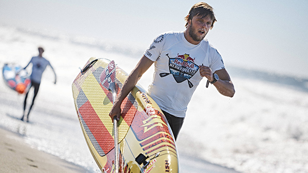 Der skulle ogsa løbes pa stranden mellem turene gennem bølgerne Photo Balazs Gardi Red Bull Content Pool