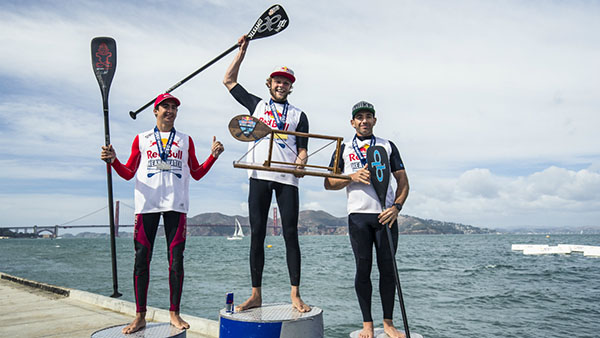  Casper Steinfath pa skamlen som vinder af Redbull Heavy Water 2017 foto Long Nguyen Red Bull Content Poo l