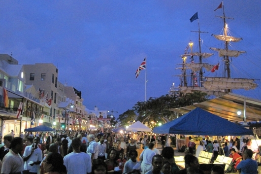 Bermuda a crowded front street_531