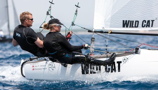Jan Jensen  Penelope Wyon på siden af deres Hobie Wildcat F18er