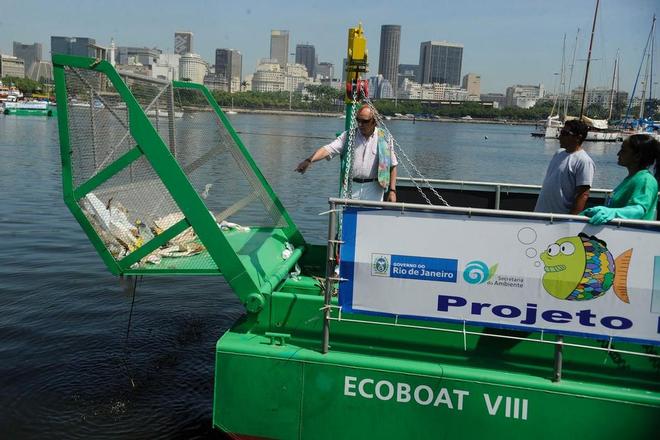 Rio Ecoboats_Rio miljøminister inspicerer affaldsopsamling_foto SW